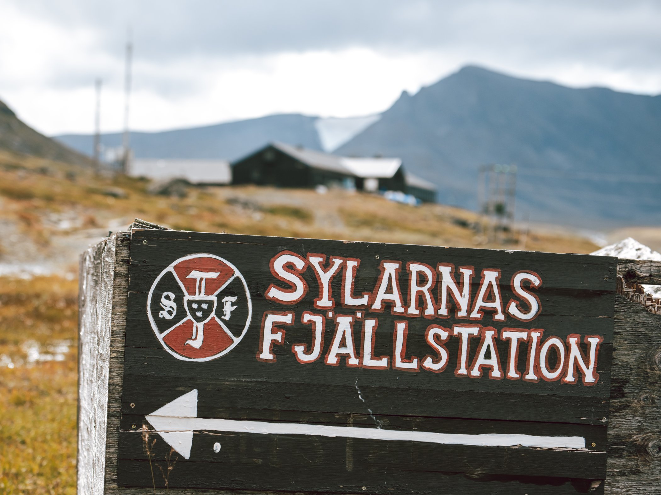 Sign pointing towards Sylarnas Mountain station.