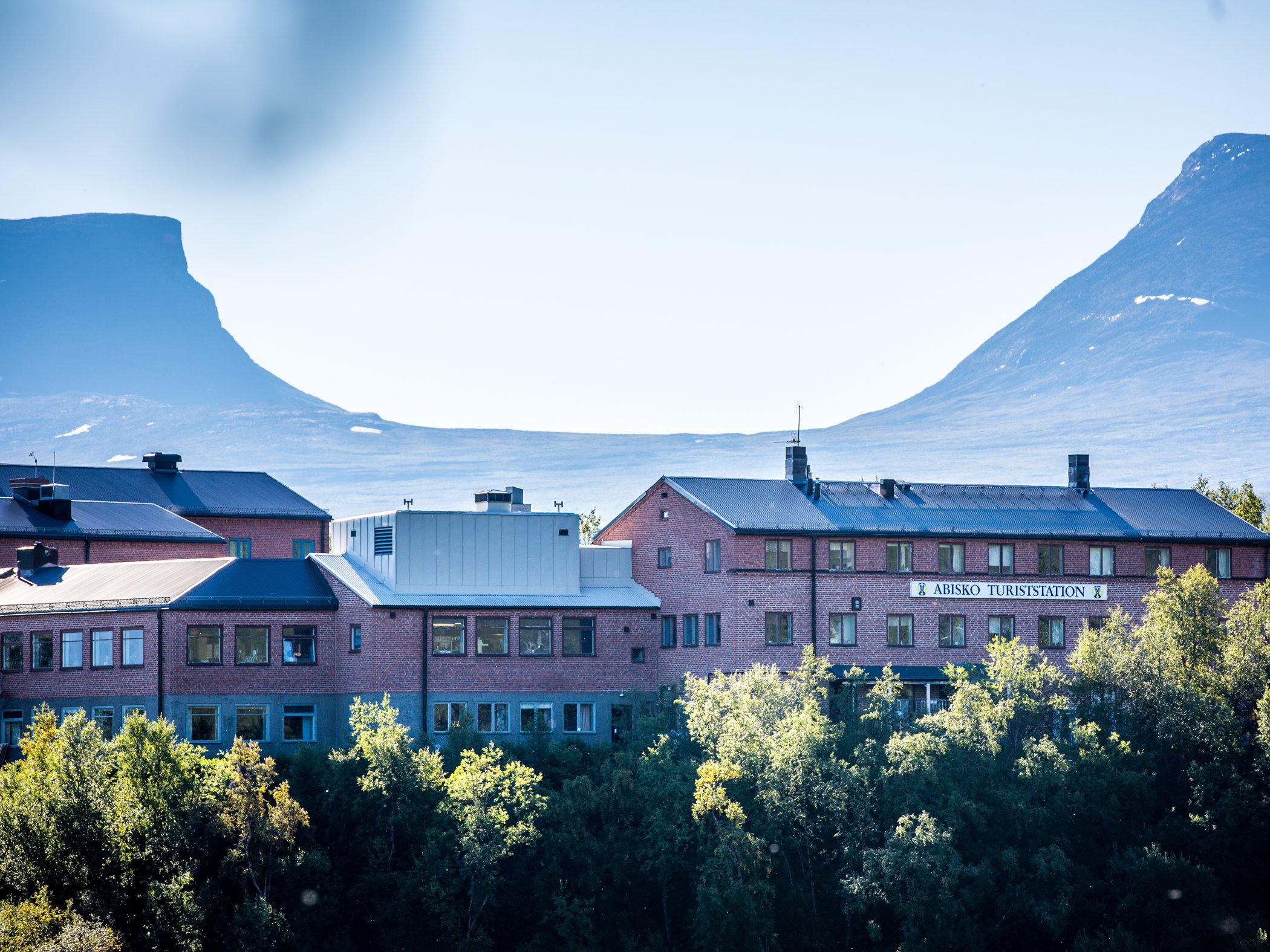 STF Abisko Turiststation with mountains in the background.