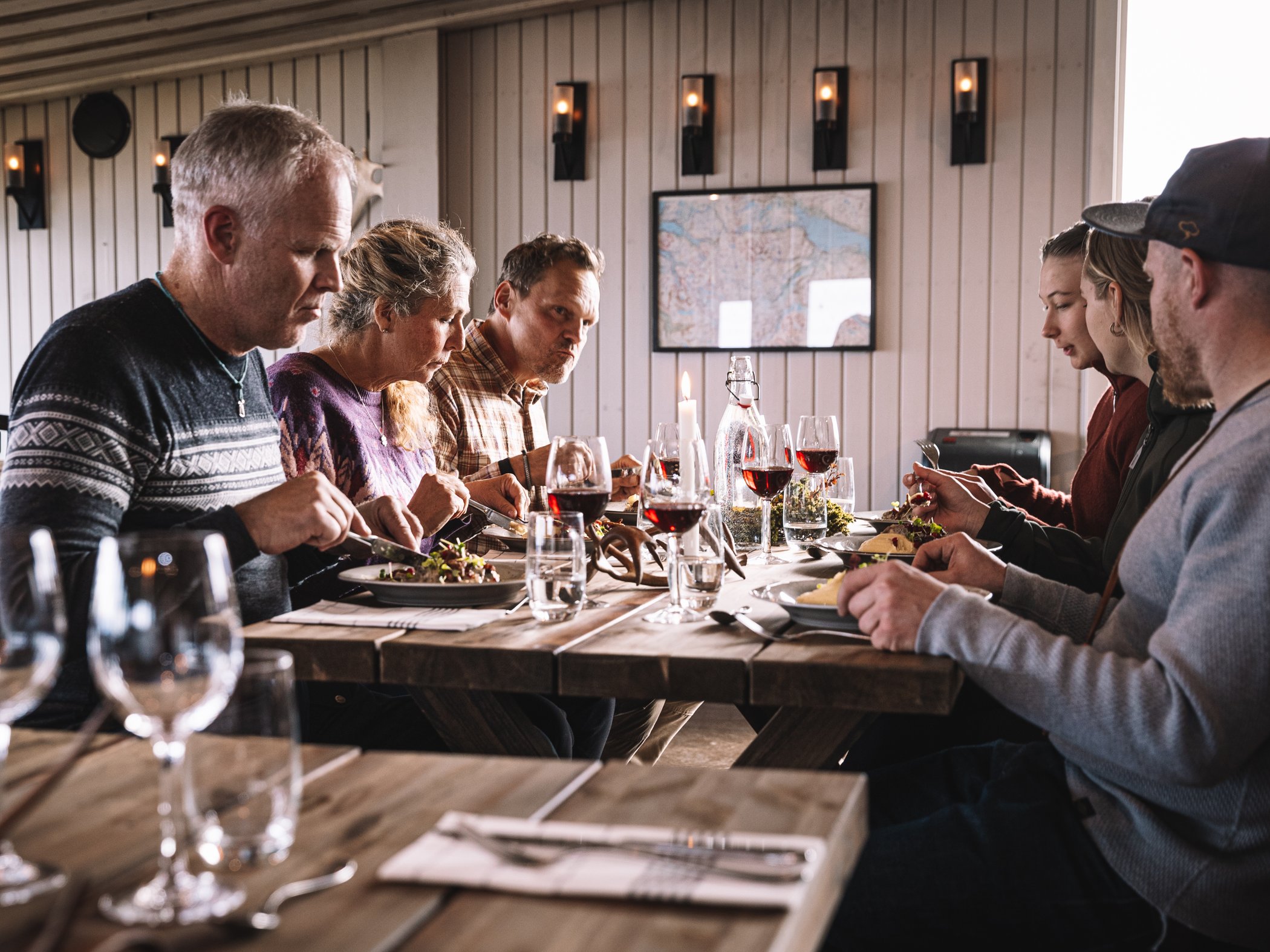 Guests enjoying dinner together in the restaurant at STF Abisko Mountain station.