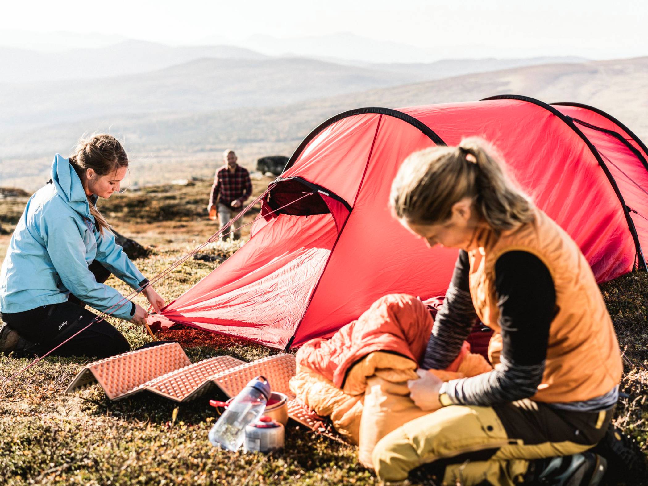 People setting up a tent at Kebnekaise.